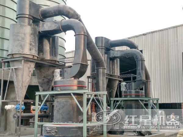 4525磨粉機現(xiàn)場作業(yè)圖