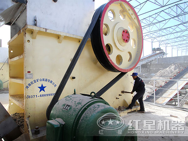 顎式石頭破碎機工作現(xiàn)場圖