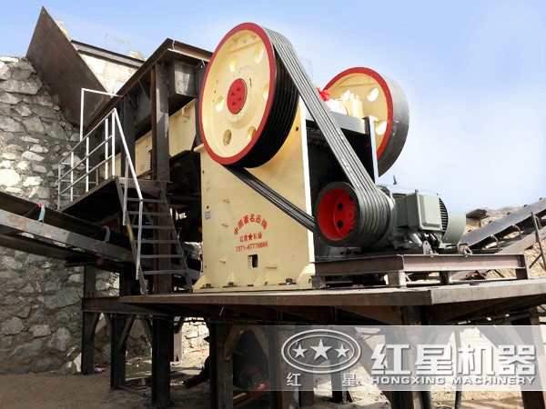 顎式石頭破碎機現(xiàn)場作業(yè)圖