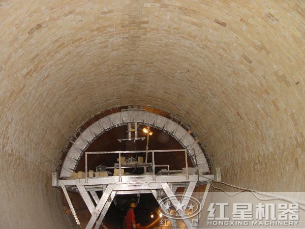 回轉(zhuǎn)窯內(nèi)部有耐火磚