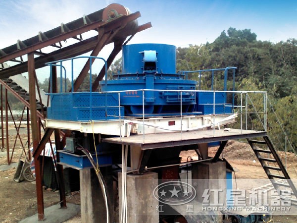 河卵石制砂機現(xiàn)場作業(yè)圖