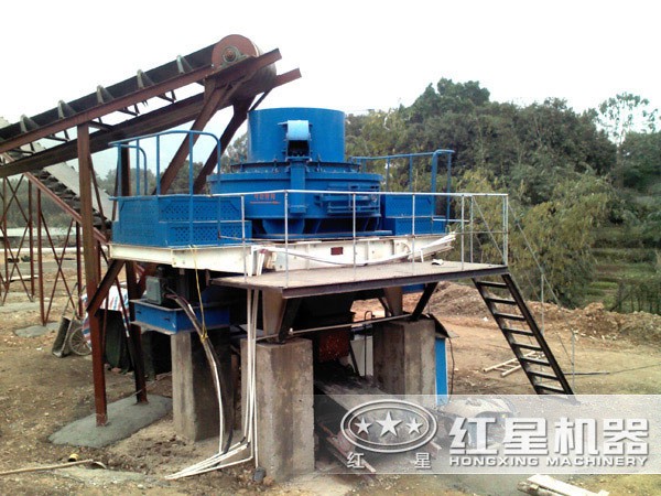 小型制砂機(jī)現(xiàn)場(chǎng)作業(yè)