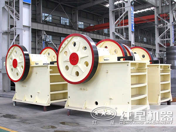 排列整齊的PE顎式破碎機(jī)