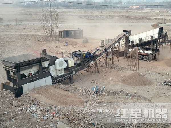 移動(dòng)顎式破碎機(jī)---搭載HD80顎破--嗑石機(jī)現(xiàn)場(chǎng)圖