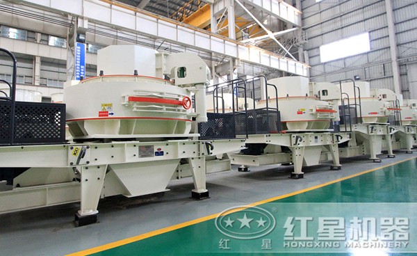 制砂機(jī)生產(chǎn)車(chē)間擺放著各種型號(hào)的制砂機(jī)