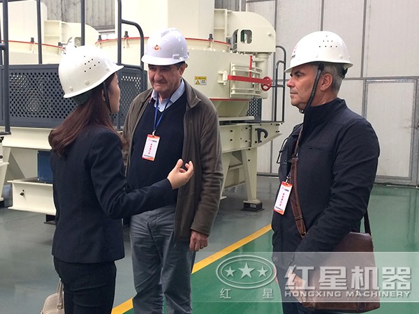 玄武巖制砂機用戶參觀廠區(qū)圖