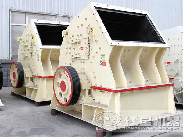 一臺(tái)1610重鍾破碎機(jī)廠區(qū)