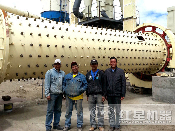 石灰石球磨機(jī)工作現(xiàn)場--客戶合影 石灰石球磨機(jī)工作現(xiàn)場--客戶合影