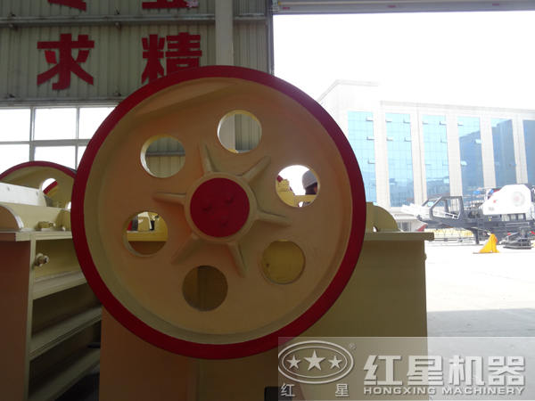 250*1000顎式破碎機(jī)飛輪特寫 250*1000顎式破碎機(jī)飛輪特寫