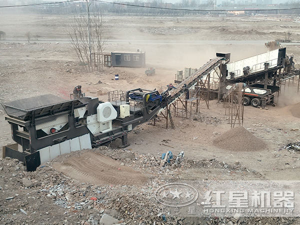 時產(chǎn)80-100噸輪胎式移動磕石機(jī)現(xiàn)場作業(yè)