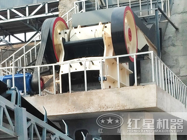 砂石廠PE顎式破碎機(jī)現(xiàn)場作業(yè)