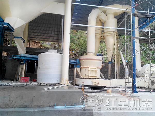 石灰石4525磨粉機(jī)作業(yè)現(xiàn)場(chǎng)