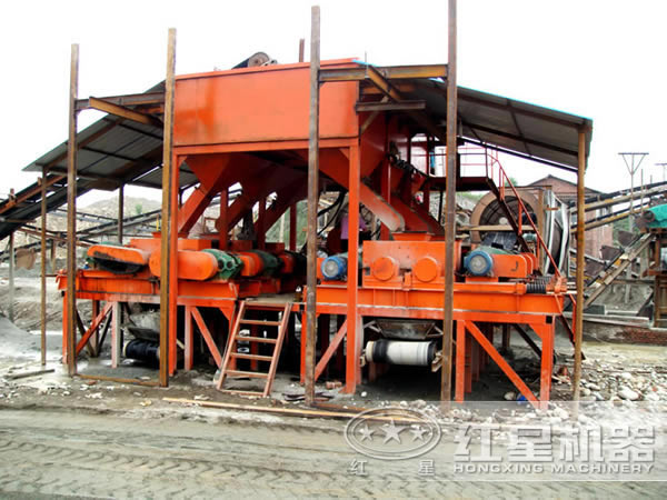 對(duì)輥破碎機(jī)客戶現(xiàn)場(chǎng)