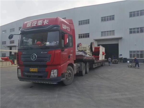 大型礦山碎石機(jī)發(fā)貨現(xiàn)場