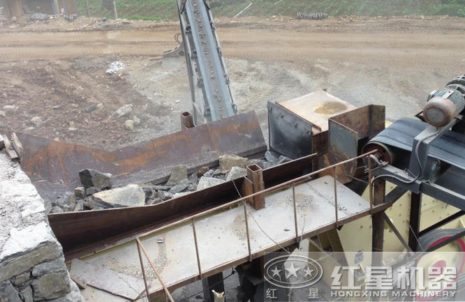 重錘式破碎機(jī)客戶現(xiàn)場