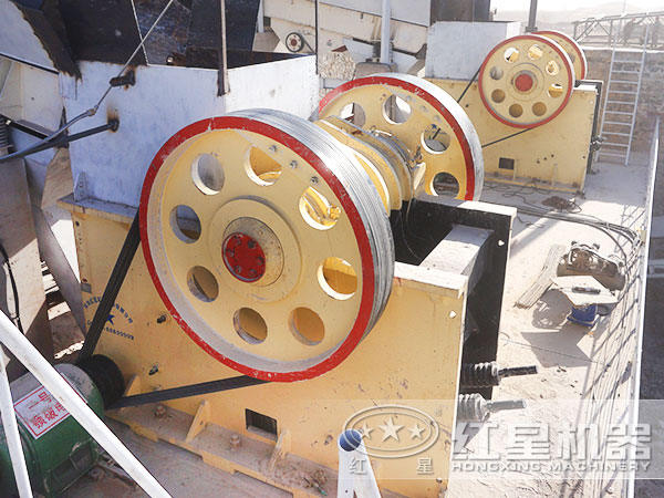 1500噸/時石頭嗑石機_碎石機現(xiàn)場作業(yè)