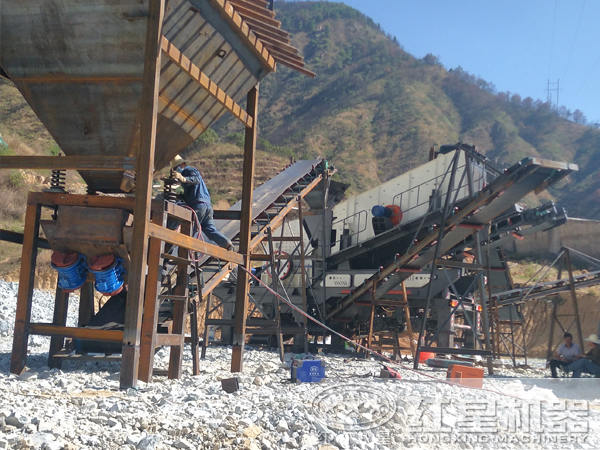移動(dòng)碎石機(jī)現(xiàn)場(chǎng)作業(yè)圖 移動(dòng)碎石機(jī)現(xiàn)場(chǎng)作業(yè)圖