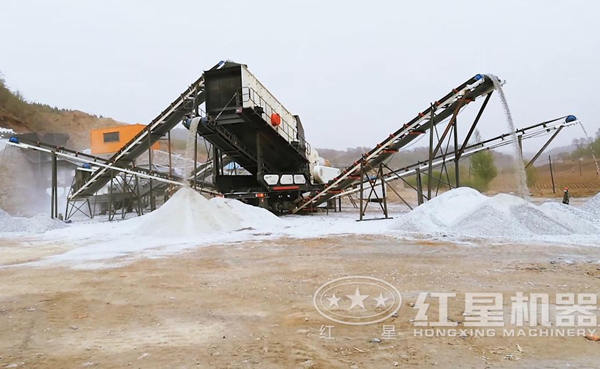 顎式移動破碎機(jī)破碎青石