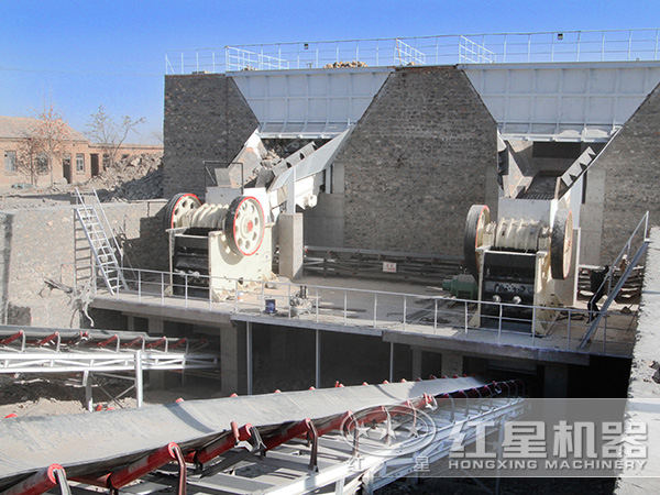 破碎生產(chǎn)線現(xiàn)場作業(yè)圖 破碎生產(chǎn)線現(xiàn)場作業(yè)圖