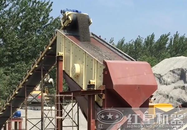 振動(dòng)篩石篩砂機(jī)工作現(xiàn)場