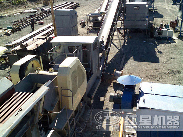 移動式破碎機現(xiàn)場作業(yè) 移動式破碎機現(xiàn)場作業(yè)