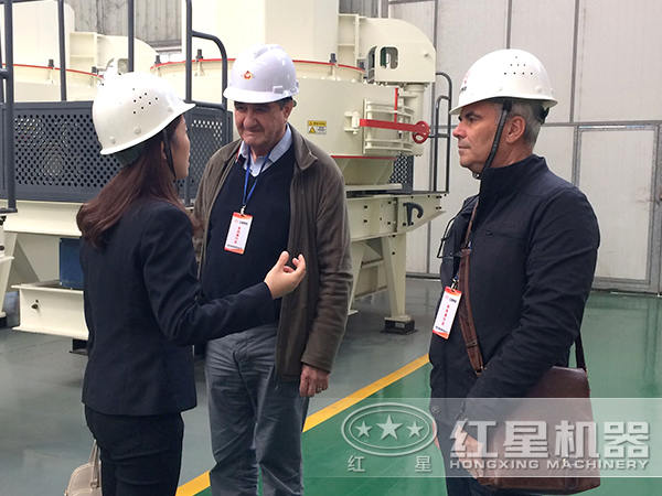 1263型沙礫料制砂(沙)機(jī)用戶來(lái)廠參觀圖 1263型沙礫料制砂(沙)機(jī)用戶來(lái)廠參觀圖