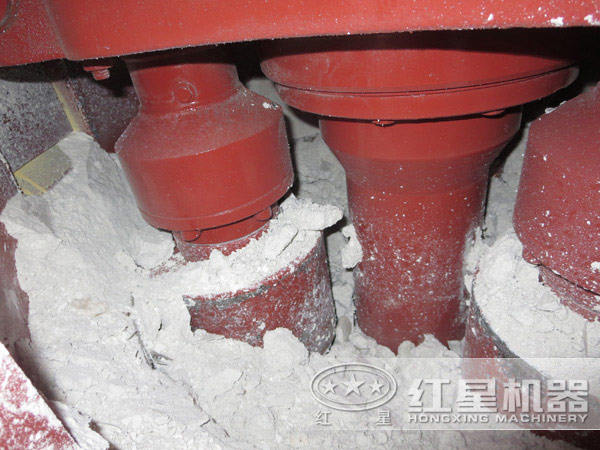 白云石磨粉，磨粉機(jī)內(nèi)部