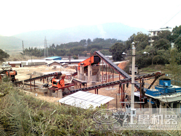 時(shí)產(chǎn)150--200噸青條石破碎機(jī)現(xiàn)場作業(yè)圖