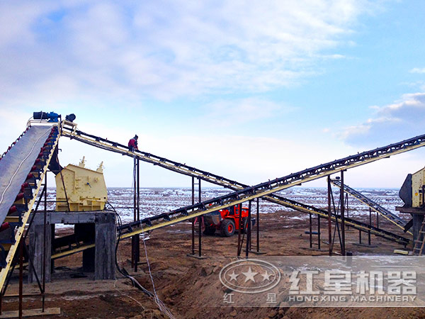 1000噸產(chǎn)量石頭破碎機現(xiàn)場作業(yè)圖