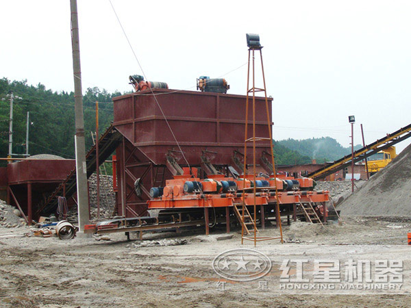 多臺對輥破碎機(jī)工作客戶現(xiàn)場