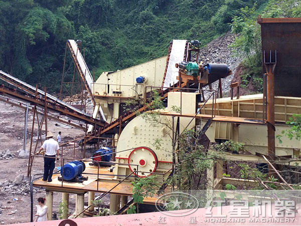 錘式石頭粉碎機作業(yè)現(xiàn)場