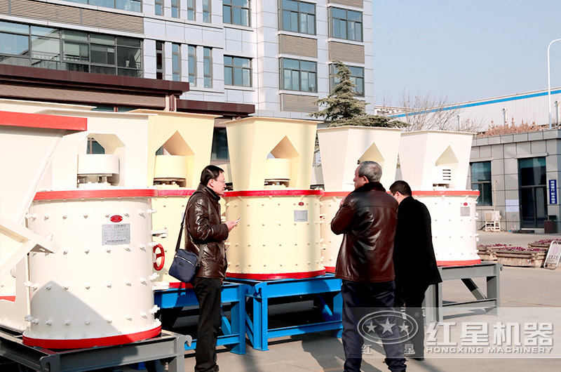 客戶來購買立式碎煤機(jī) 客戶來購買立式碎煤機(jī)