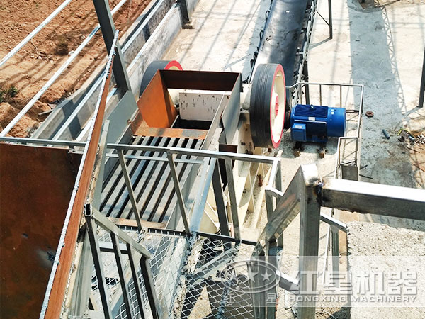 振動喂料機現(xiàn)場作業(yè)圖 振動喂料機現(xiàn)場作業(yè)圖