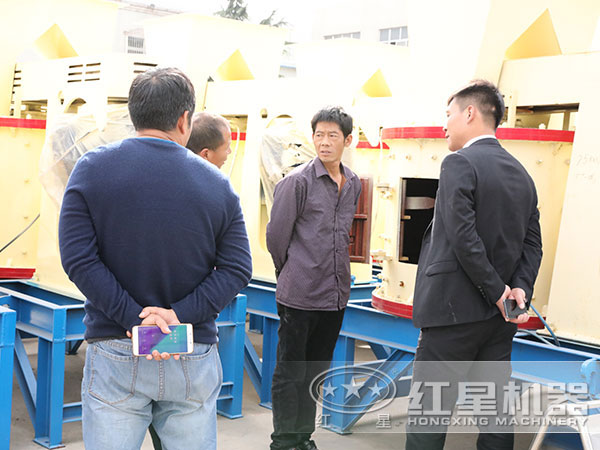 立式破碎機(jī)用戶(hù)來(lái)廠參觀圖