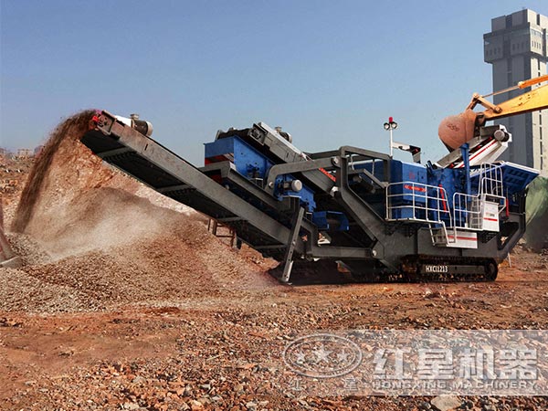 開進(jìn)場的石子履帶流動(dòng)破碎車 開進(jìn)場的石子履帶流動(dòng)破碎車