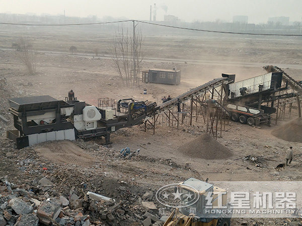 破碎篩分一體機現(xiàn)場現(xiàn)場作業(yè)