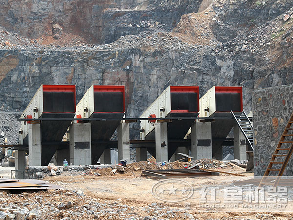 直線振動(dòng)篩現(xiàn)場(chǎng)安裝 直線振動(dòng)篩現(xiàn)場(chǎng)安裝