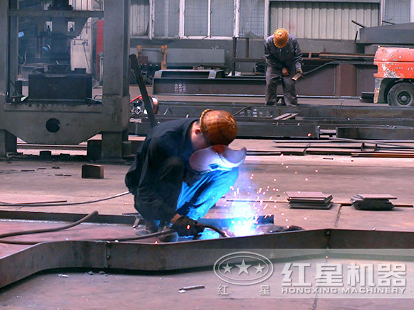 半掛式制砂機(jī)車間作業(yè)現(xiàn)場 半掛式制砂機(jī)車間作業(yè)現(xiàn)場