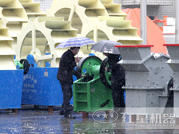 風(fēng)化砂洗砂機(jī)用戶來廠參觀圖 風(fēng)化砂洗砂機(jī)用戶來廠參觀圖