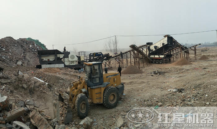 建筑垃圾粉碎處理現(xiàn)場(chǎng)