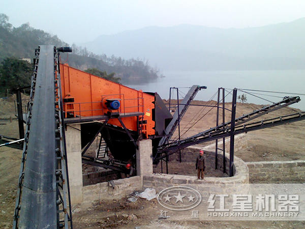 振動(dòng)篩安裝現(xiàn)場(chǎng) 振動(dòng)篩安裝現(xiàn)場(chǎng)