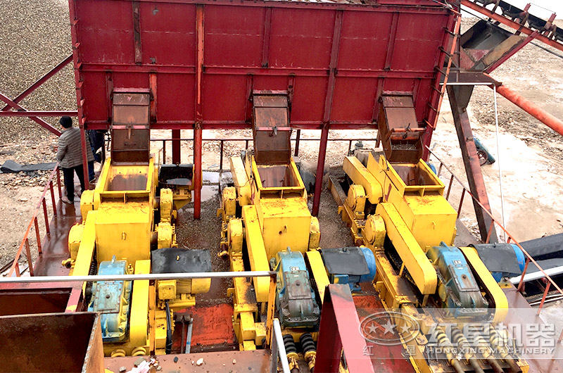 齒輥式破碎機(jī)現(xiàn)場圖