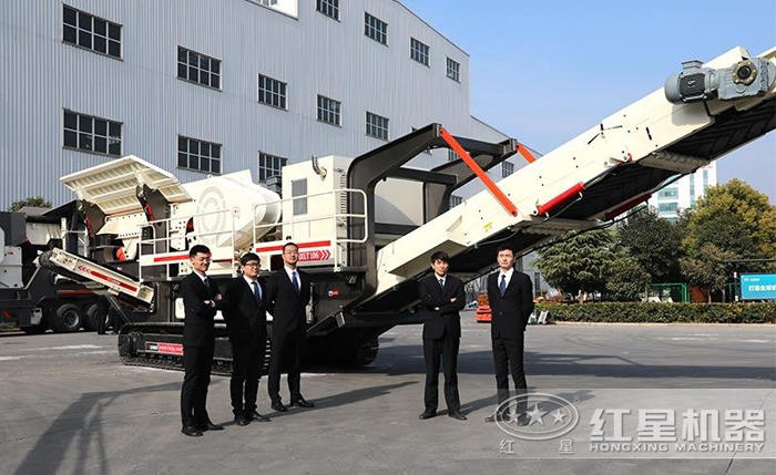 移動(dòng)帶式破碎機(jī)用戶來廠參觀圖
