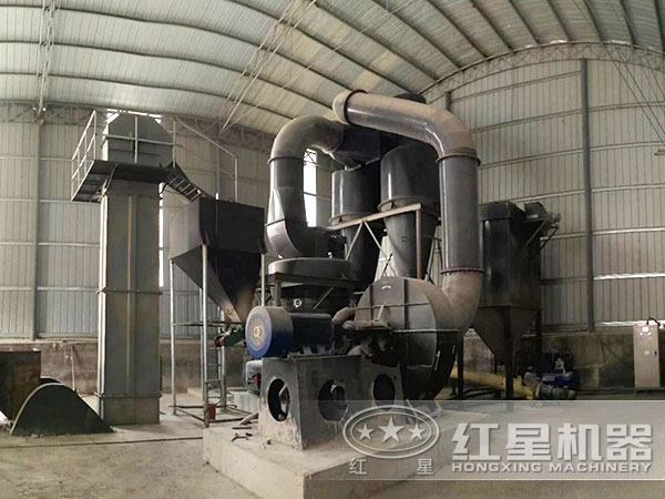 小型立式礦物磨粉機現(xiàn)場作業(yè)