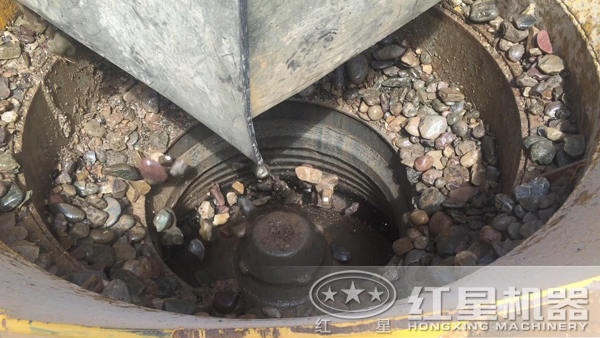 圓錐破碎機(jī)破碎河卵石 圓錐破碎機(jī)破碎河卵石