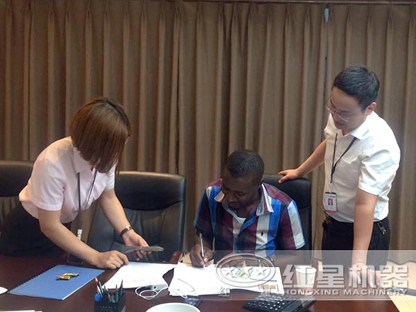 紅星重錘式破碎設(shè)備價格合理與客戶簽訂合作協(xié)議圖