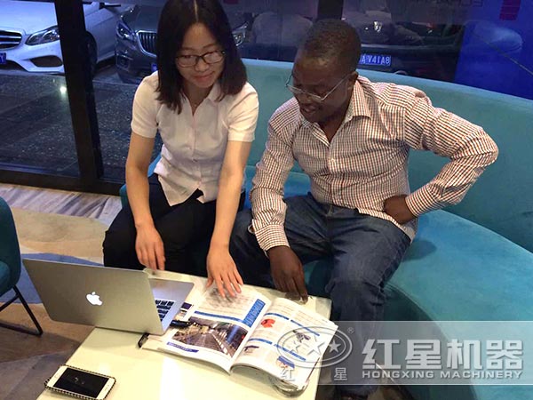 銷售人員為客戶詳細介紹產(chǎn)品細節(jié)圖 銷售人員為客戶詳細介紹產(chǎn)品細節(jié)圖