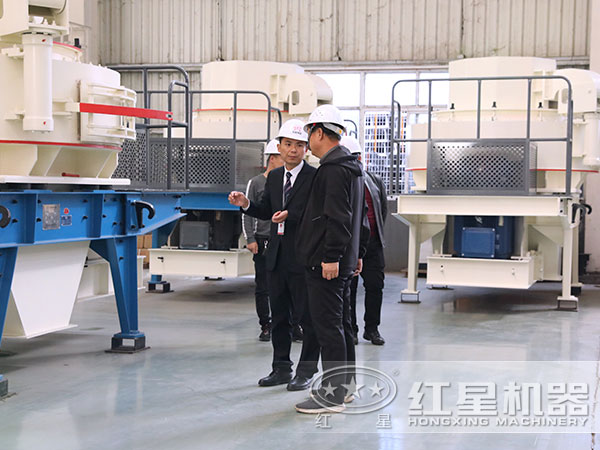 工作人員講解如何選型