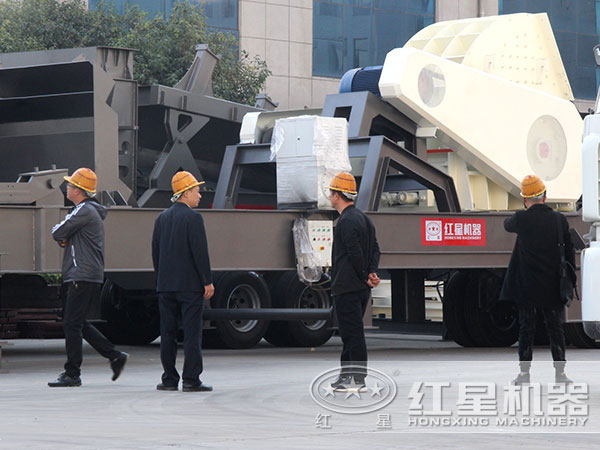 客戶廠區(qū)內(nèi)參觀可移動(dòng)式基建垃圾破碎設(shè)備