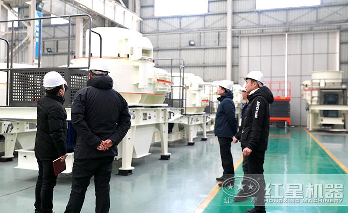 客戶到場參觀新款粉碎砂石設(shè)備